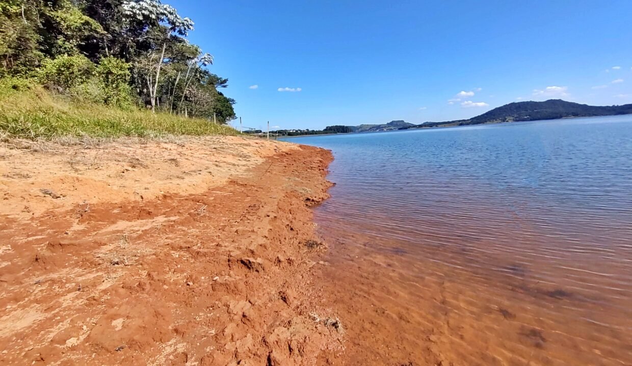 terreno 4.732m² pé na água na represa (1)