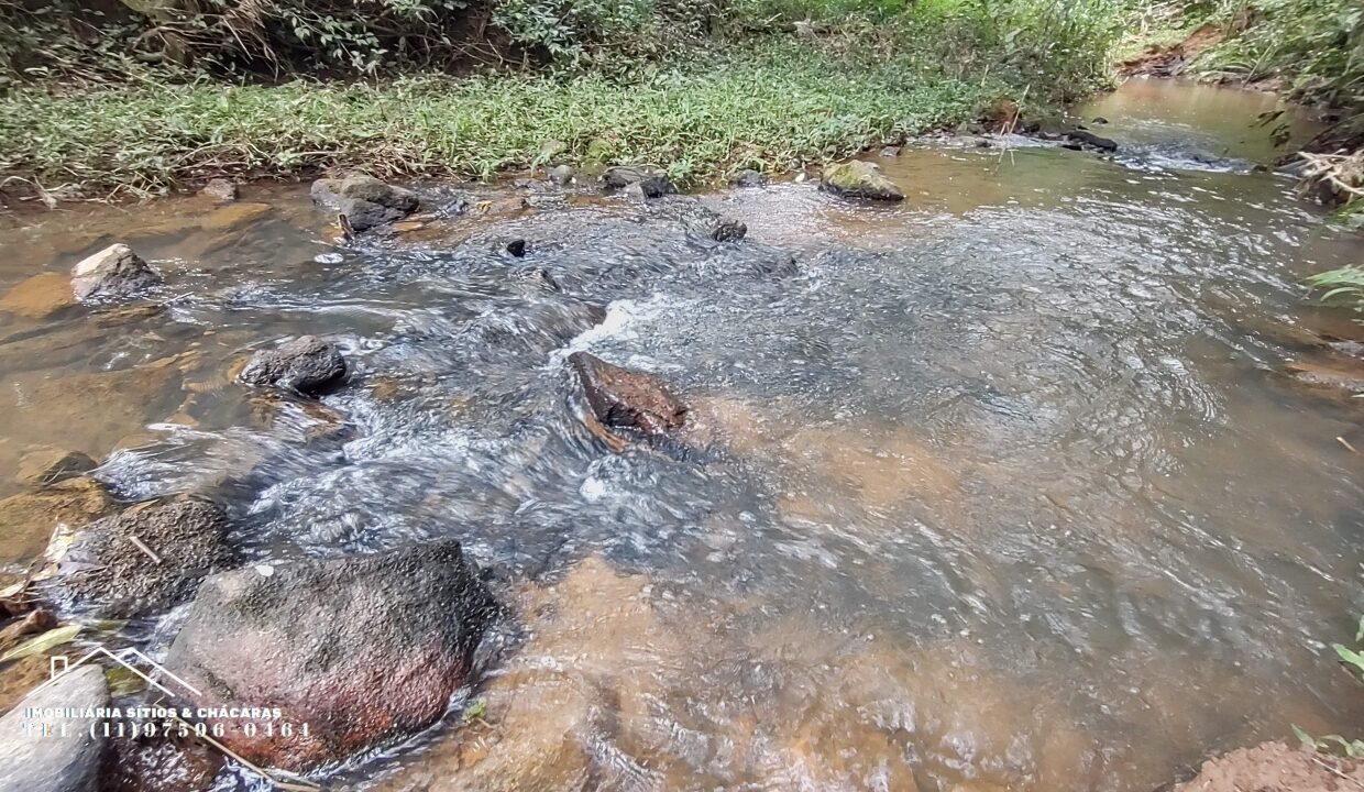 Chácara 1.755m² com riacho (74)