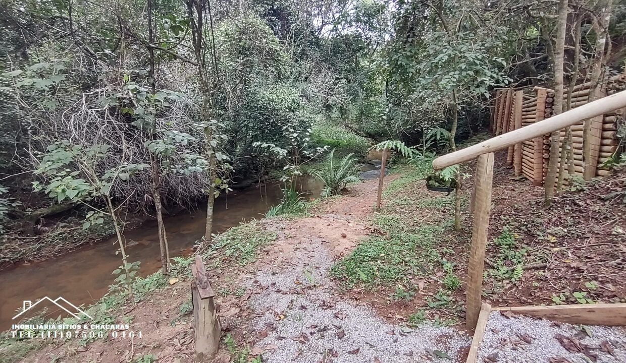 Chácara 1.755m² com riacho (76)