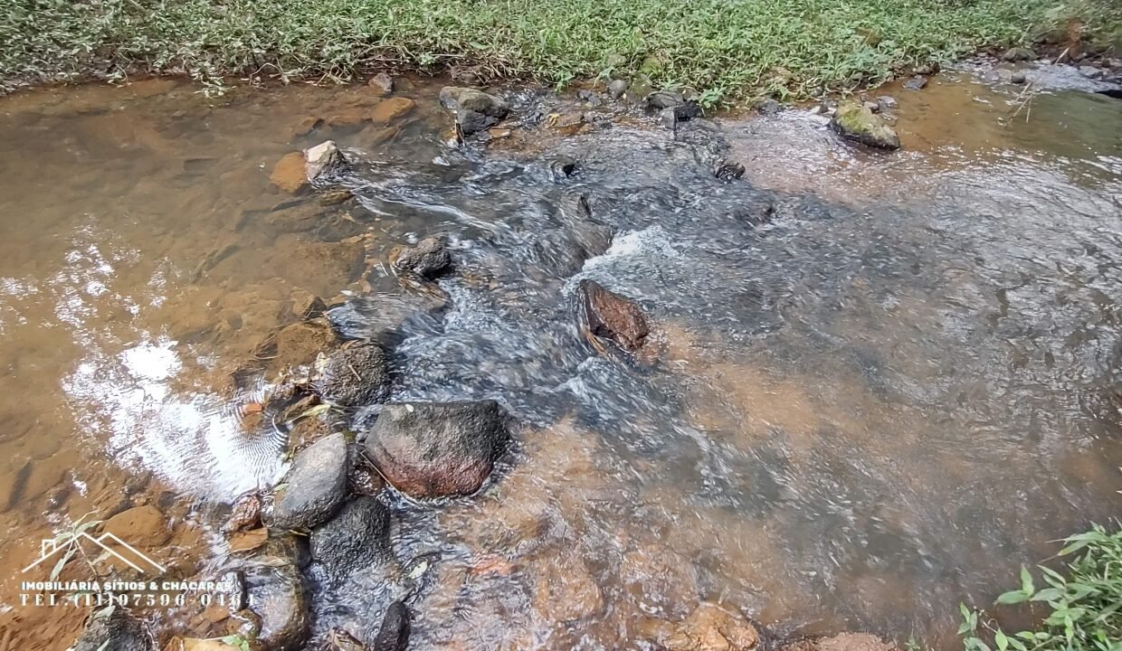 Chácara 1.755m² com riacho (81)
