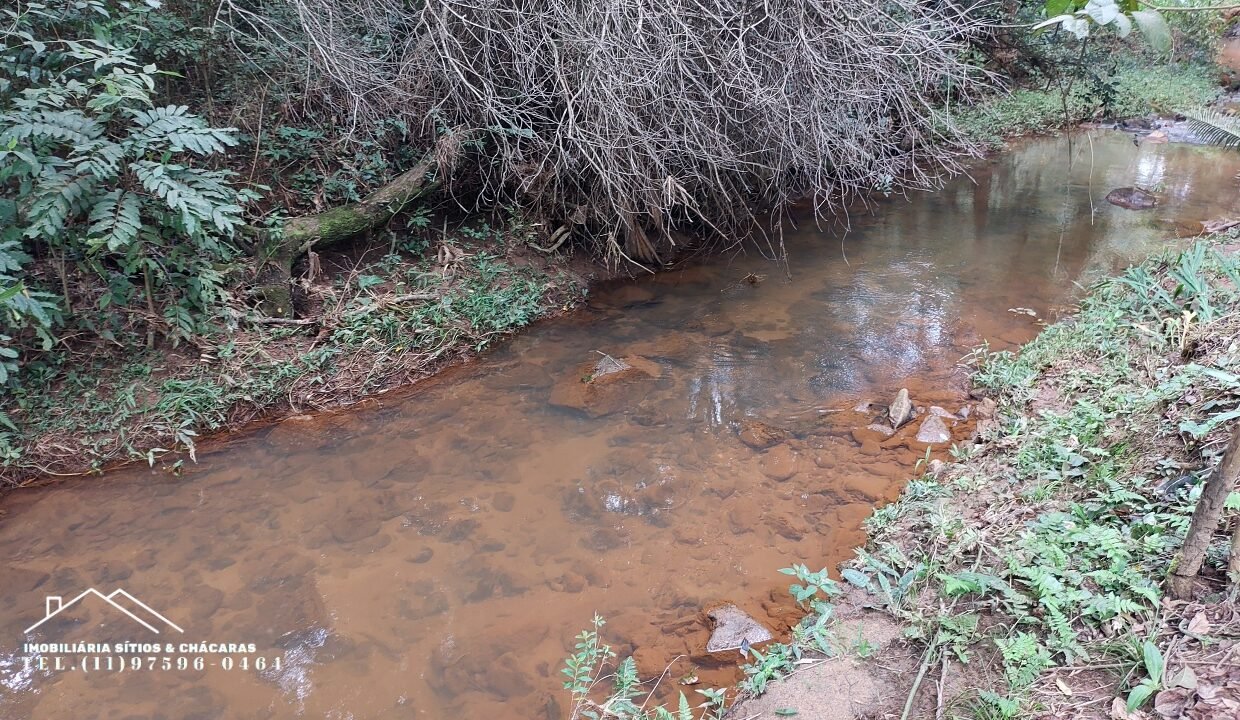 Chácara 1.755m² com riacho (83)