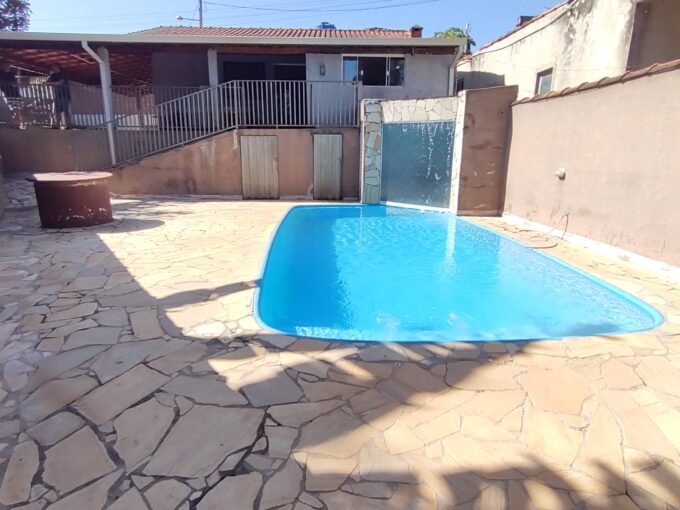 Chácara com piscina 300m²