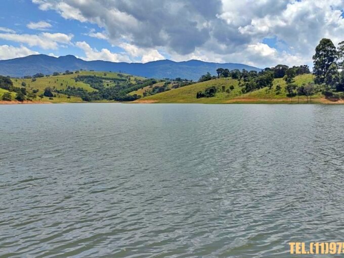 Terreno 1.000m² pé na água