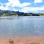 Terreno grande pé na água