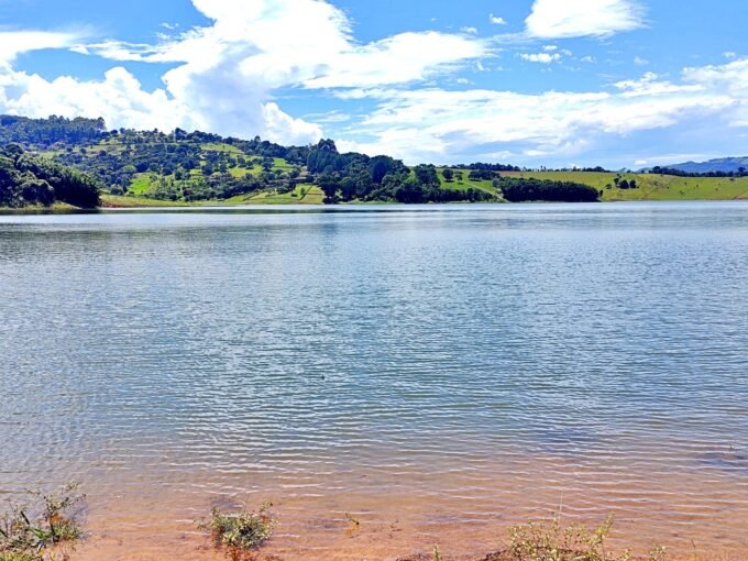 Terreno grande pé na água