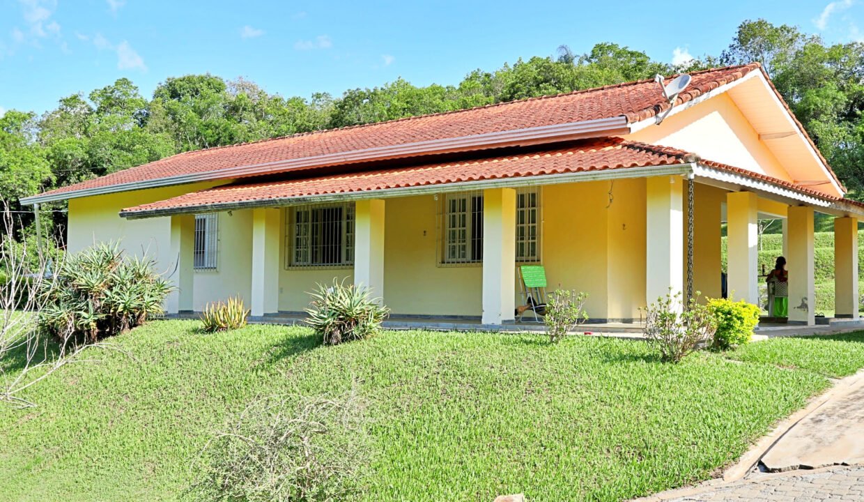 Chácara 2.300m² com piscina a venda em extrema MG (11)