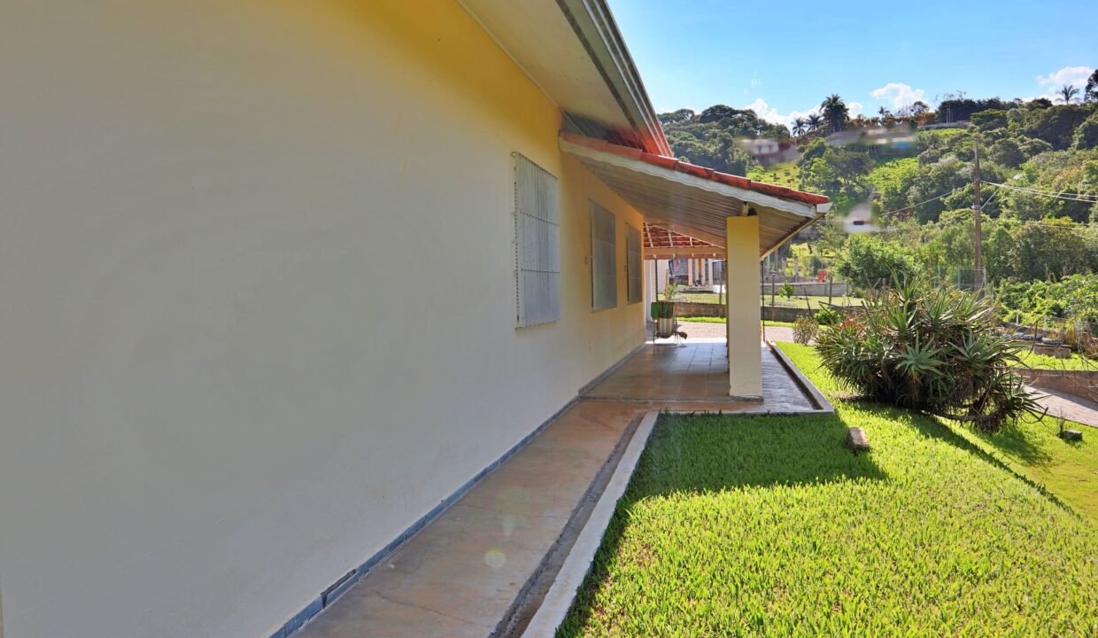 Chácara 2.300m² com piscina a venda em extrema MG (38)