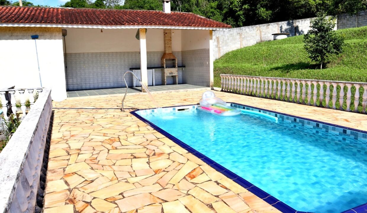 Chácara 2.300m² com piscina a venda em extrema MG (41)