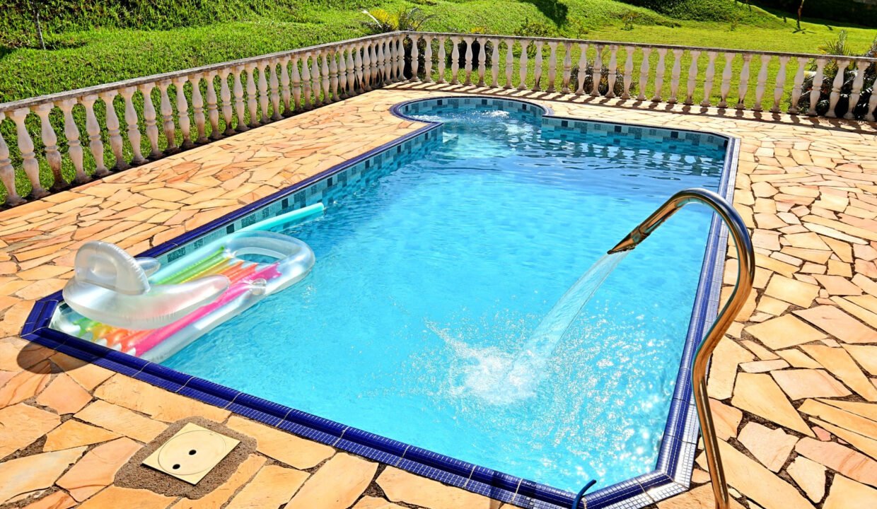 Chácara 2.300m² com piscina a venda em extrema MG (44)