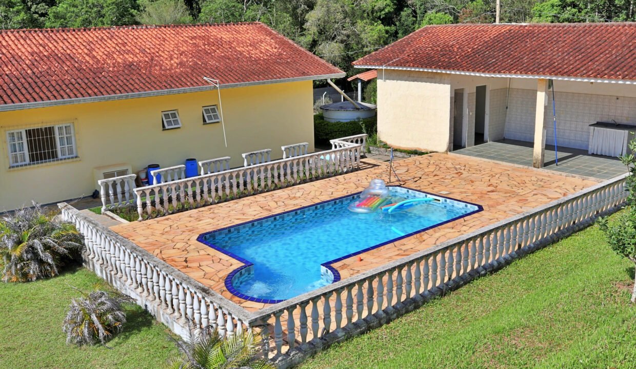 Chácara 2.300m² com piscina a venda em extrema MG (49)