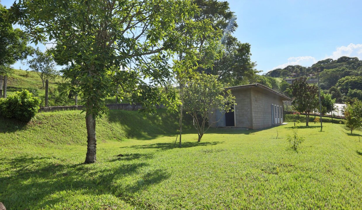 Chácara 2.300m² com piscina a venda em extrema MG (51)