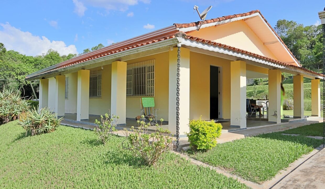 Chácara 2.300m² com piscina a venda em extrema MG (8)